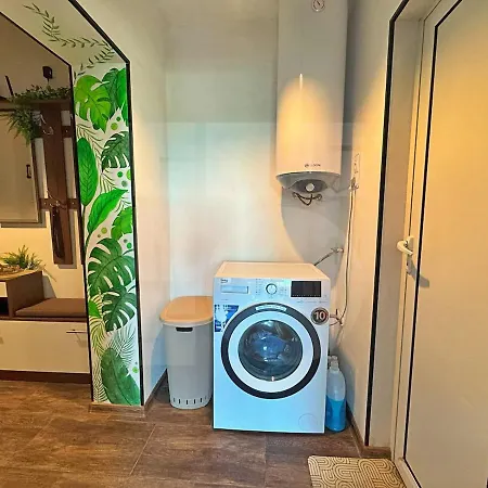 Urban Botanical 2br Apartment Warna